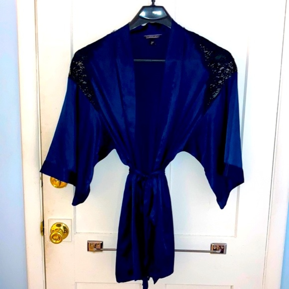 VICTORIA’S SECRET Satin & Lace Kimono Robe